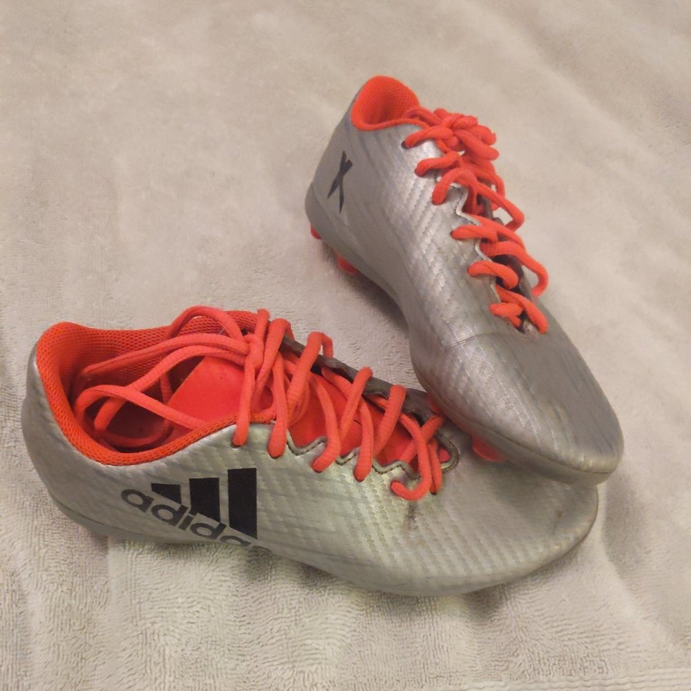 Adidas Boys soccer cleats sz 3.5